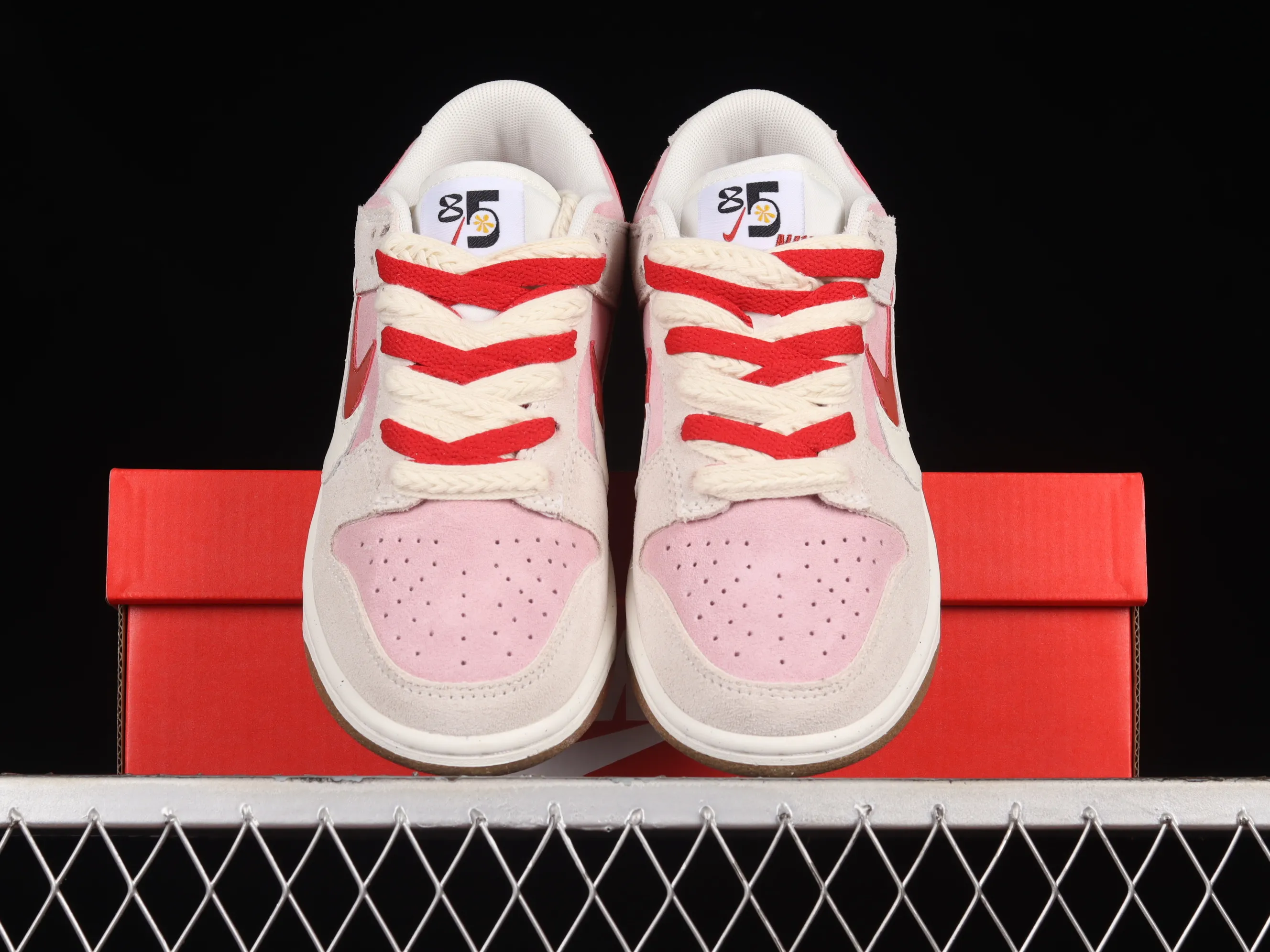 All categories Nk SB Dunk series Nk SB Dunk Low low-top sneakers Nk SB Dunk Low "85" red and white double hook SB low-top sports and leisure sneakers DO9457-100